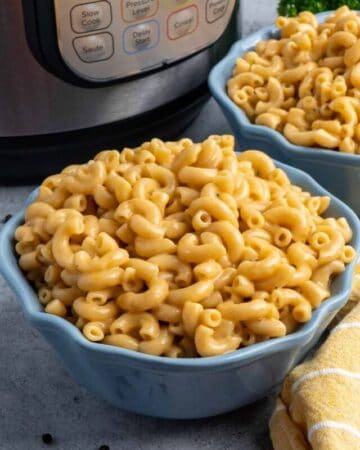 Instant Pot mac and cheese in two blue bowls.
