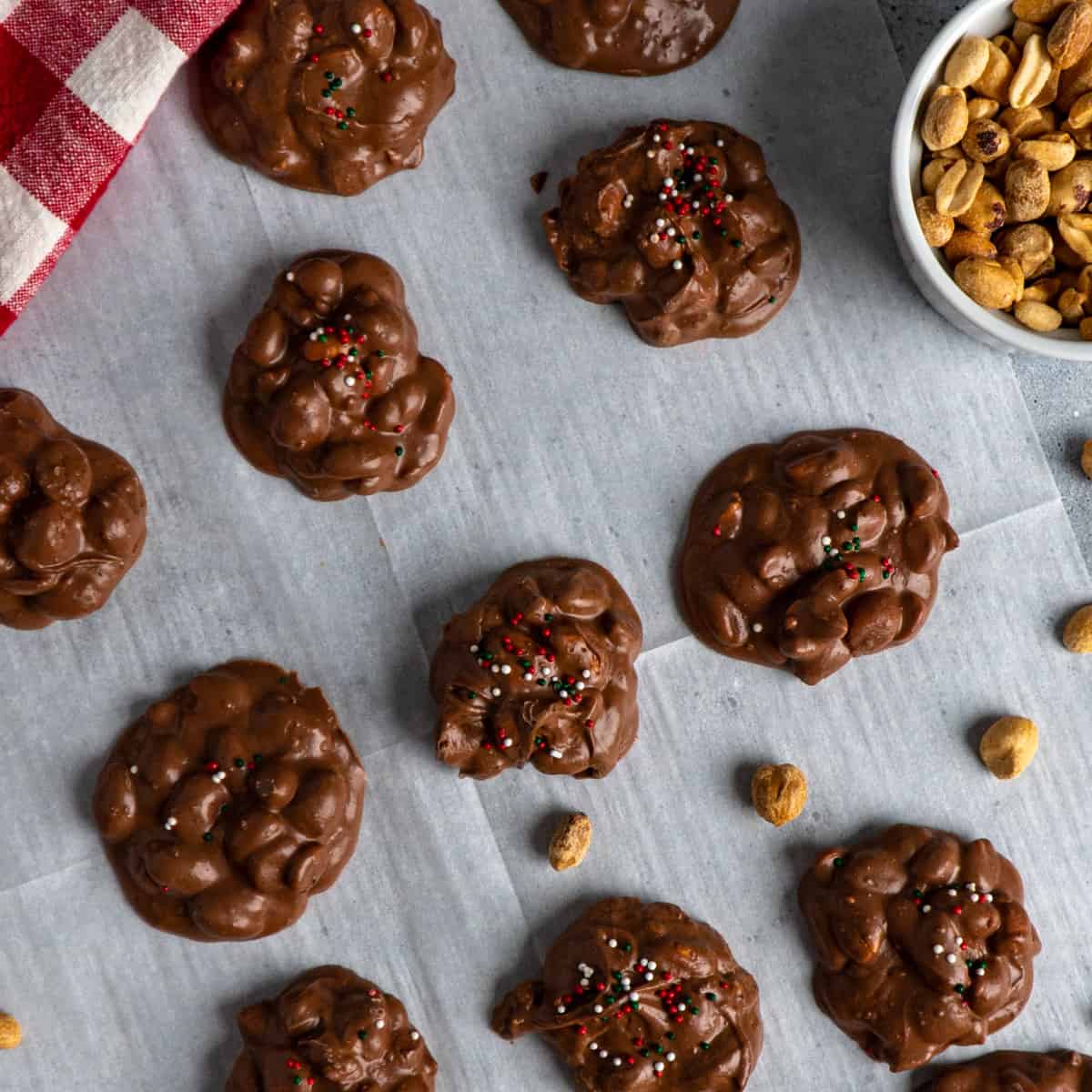 https://slowcookermeals.com/wp-content/uploads/2022/12/Crockpot-Chocolate-Peanut-Clusters-4.jpg