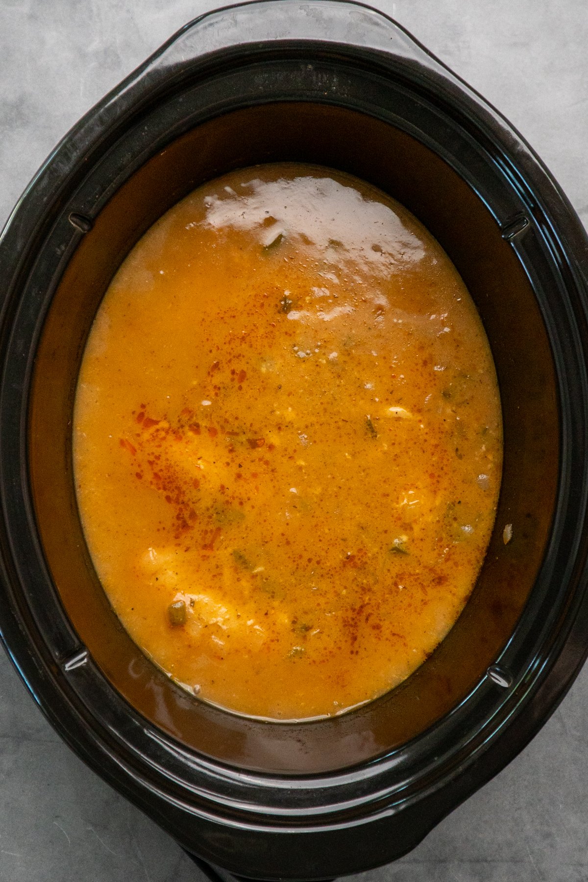 Chicken cooked in a gravy sauce.